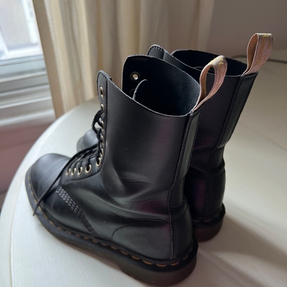 DOC MARTENS 1460 WOMEN'S SMOOTH LEATHER LACE UP BOOTS (VEGAN) - Picture 8 of 10